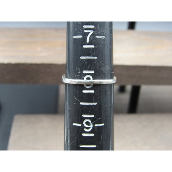 Size 8 Sterling Silver Odd Thin Pattern Band Ring - Picture 4 of 6